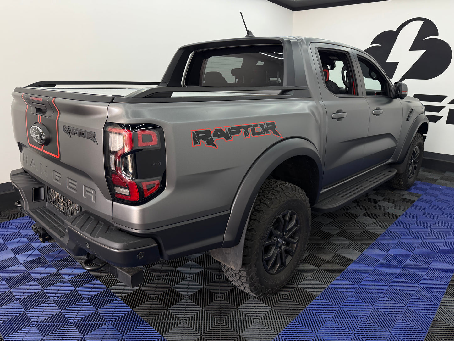 Ford Raptor – zmiana koloru i nowy, agresywny design
